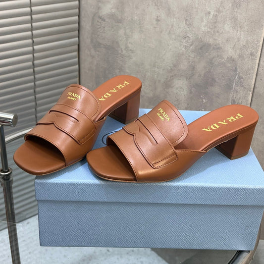 БОСОНІЖКИ PRADA 26S НА ПІДБОРАХ-БЛОКАХ 60 ММ З ТЕЛЯЧОЇ ШКІРИ КОЛЬОРУ КАРАМЕЛІ З ЛОГОТИПООМ