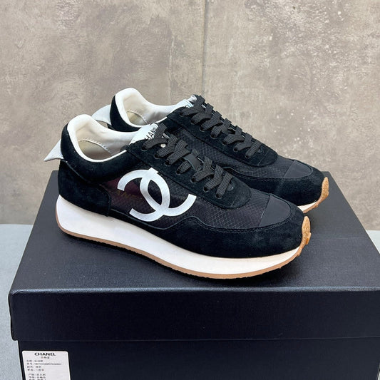 Кросівки CHANEL 26S, чорна замша та сітка з логотипом CC