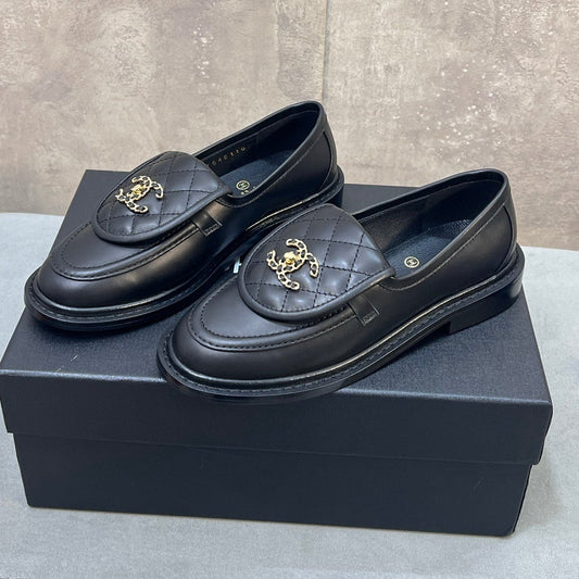 ЛОФЕРИ CHANEL 26S З ЧОРНОЇ СТЬОБАНОЇ ТЕЛЯЧОЇ ШКІРИ З ЛОГОТИПОМ CC У ВИГЛЯДІ ЛАНЦЮЖКА