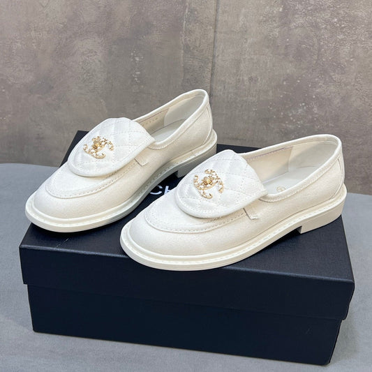 ЛОФЕРИ CHANEL 26S З БІЛОГО ПОЛОТНА З стьобаним клапаном ТА ЛАНЦЮЖКОЮ З ЛОГОТИПООМ CC