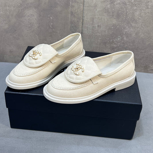 ЛОФЕРИ CHANEL 26S З ПОЛОТНА КОЛЬОРУ СЛОНОВОЇ КІСТКИ З стьобаним КЛАПАНОМ ТА ЛОГОТИПОМ CC НА ЛАНЦЮЖКУ