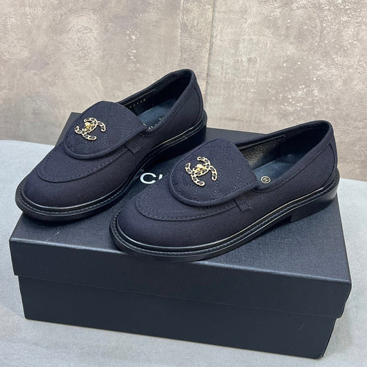 ЛОФЕРИ CHANEL 26S З ЧОРНОГО ПОЛОТНА З стьобаним клапаном ТА ЛОГОТИПОМ CC НА ЛАНЦЮЖКУ