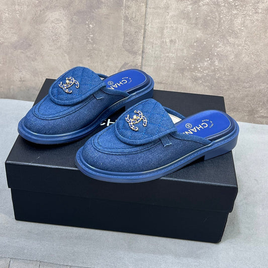МЮЛІ-ЛОФЕРИ CHANEL 26S З БЛАКИТНОГО ДЕНІМУ ЗІ СТЬОБАНИМ КЛАПАНОМ ТА ЛОГОТИПОМ CC НА ЛАНЦЮЖКУ