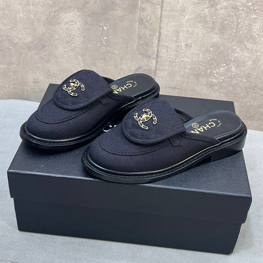 ЛОФЕРИ CHANEL 26S MULE ІЗ ЧОРНОГО ПОЛОТНА З стьобаним клапаном ТА ЛАНЦЮЖКОМ-ЛОГОТИПОМ CC