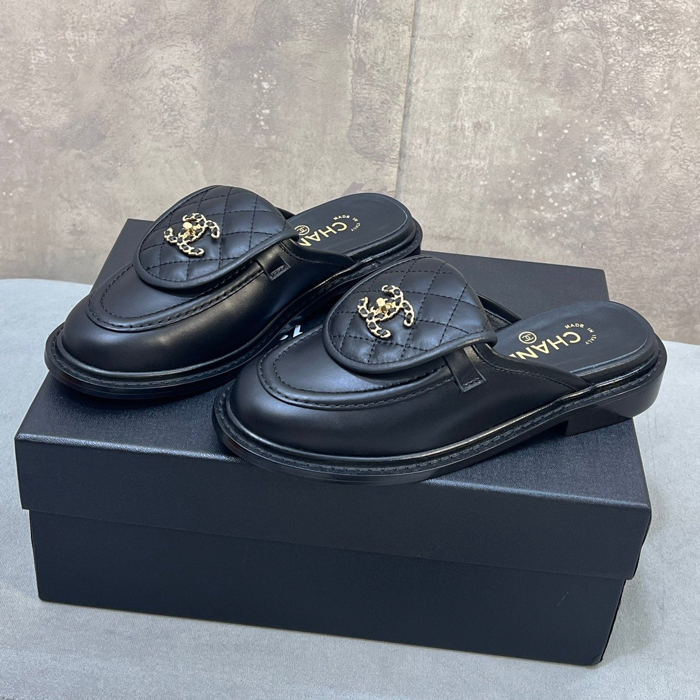 CHANEL 26S MULE LOAFERS IN BLACK QUILTED CALFSKIN WITH CC LOGO