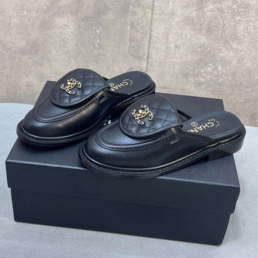 ЛОФЕРИ CHANEL 26S МЮЛІ З ЧОРНОЇ СТЬОБАНОЇ ШКІРИ ТЕЛЯТИ З ЛОГОТИПОМ CC