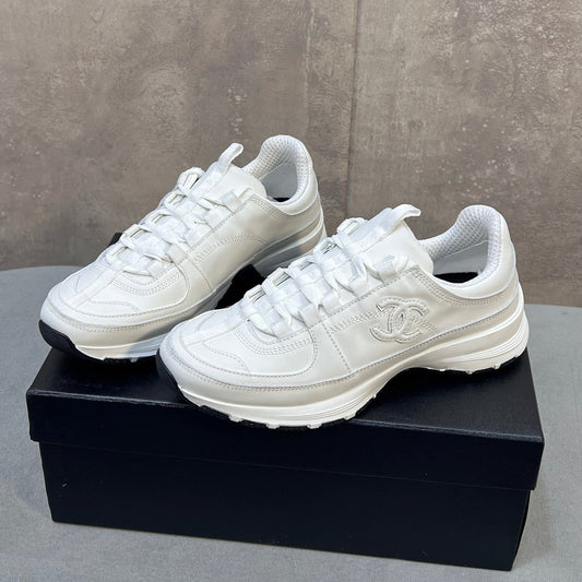 КРОСІВКИ CHANEL 26S RUNNER З ЛОГОТИПОМ CC З БІЛОЇ ТЕЛЯЧОЇ ШКІРИ