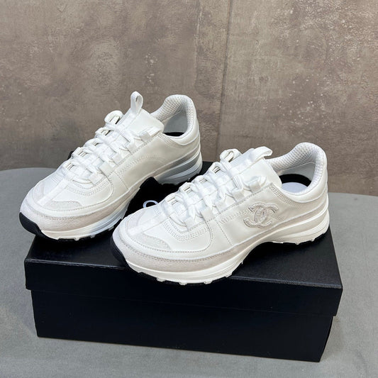 КРОСІВКИ CHANEL 26S RUNNER CC LOGO З БІЛОЇ ТЕЛЯЧОЇ ШКІРИ ТА ЗАМШІ