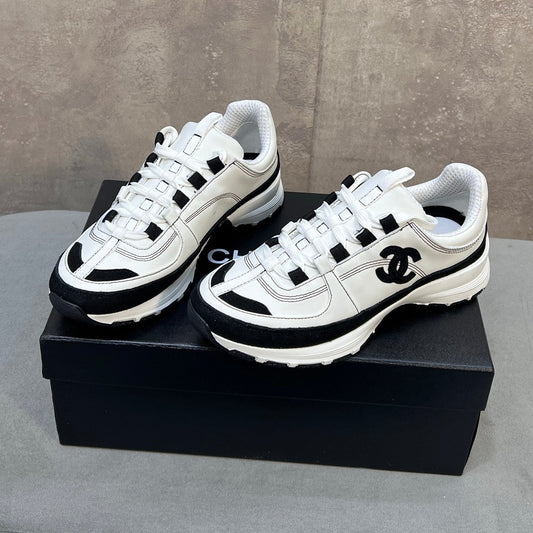 КРОСІВКИ CHANEL 26S RUNNER З ЛОГОТИПОМ CC З БІЛОЇ ТА ЧОРНОЇ ТЕЛЯЧОЇ ШКІРИ