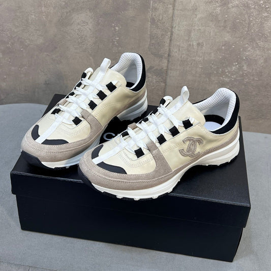 КРОСІВКИ CHANEL 26S RUNNER З ЛОГОТИПОМ CC, БЕЖЕВО-СІРА ТЕЛЯЧА ШКІРА