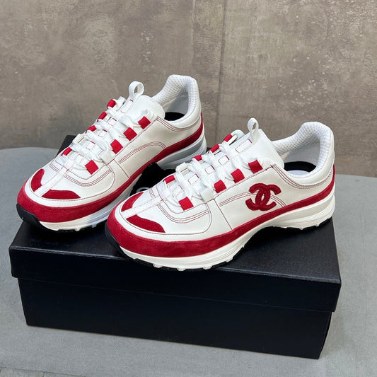 КРОСІВКИ CHANEL 26S RUNNER З ЛОГОТИПОМ CC З БІЛОЇ ТА ЧЕРВОНОЇ ТЕЛЯЧОЇ ШКІРИ
