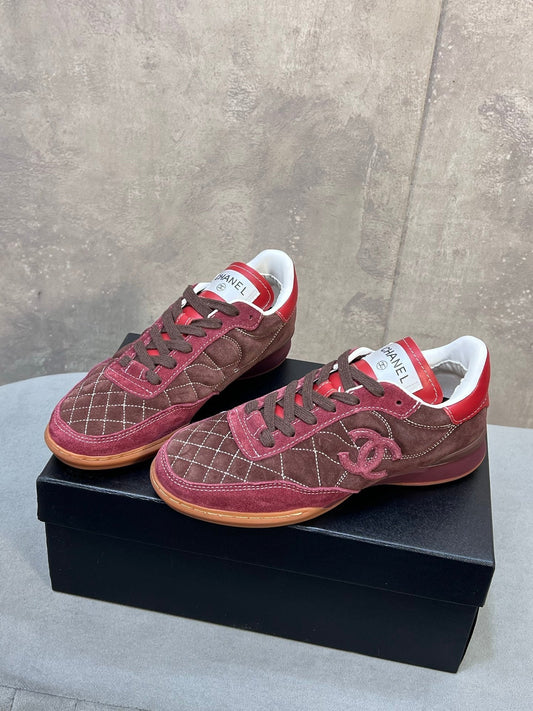 CHANEL 26S SNEAKERS IN DARK BROWN AND BURGUNDY RED SUEDE QUILTED CC LOGO