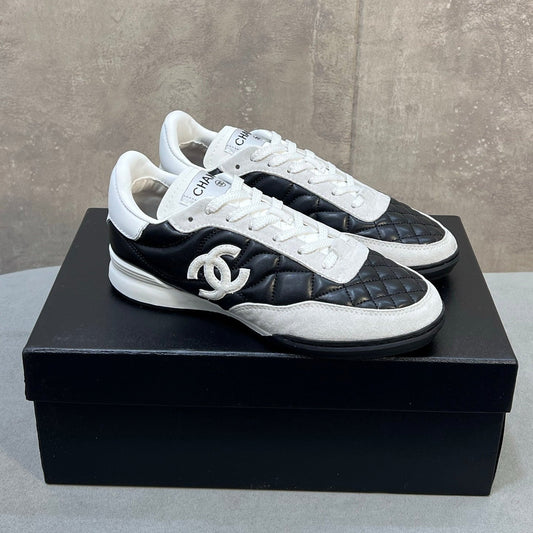 КРОСІВКИ CHANEL 26S З ЧОРНО-БІЛОЇ ПРОСТЬОБАНОЇ ТЕЛЯЧОЇ ШКІРИ З ЛОГОТИПОМ CC