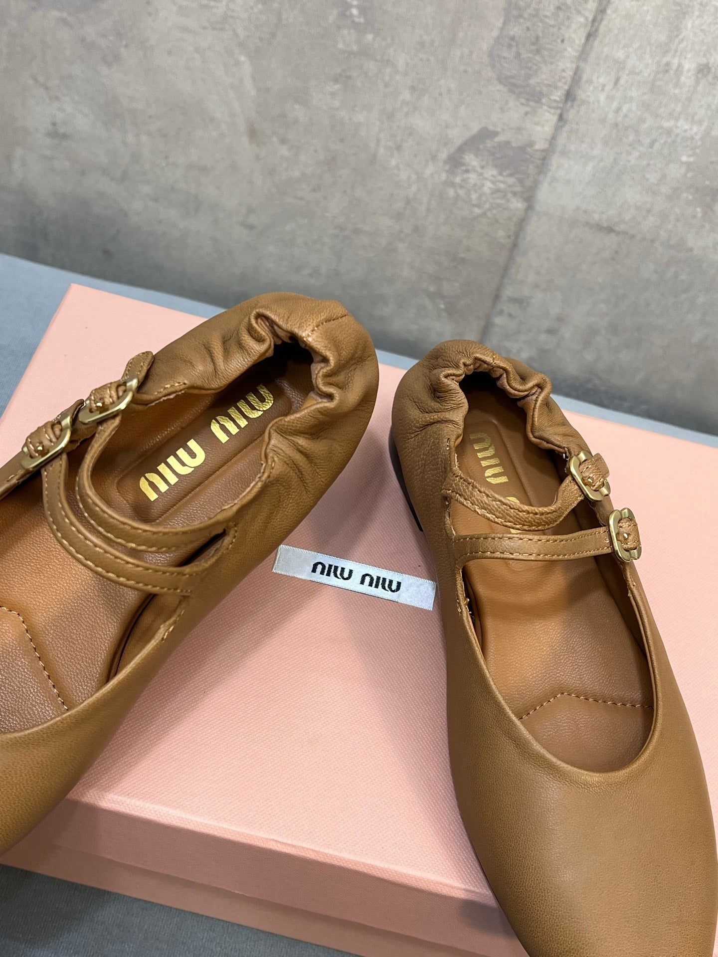 БАЛЕТКИ MIUMIU 26S МЕРІ ДЖЕЙН З ПОДВІЙНИМ РЕМІНЦЕМ З ОВЕЧОЇ ШКІРИ КОЛЬОРУ КАРАМЕЛЬ