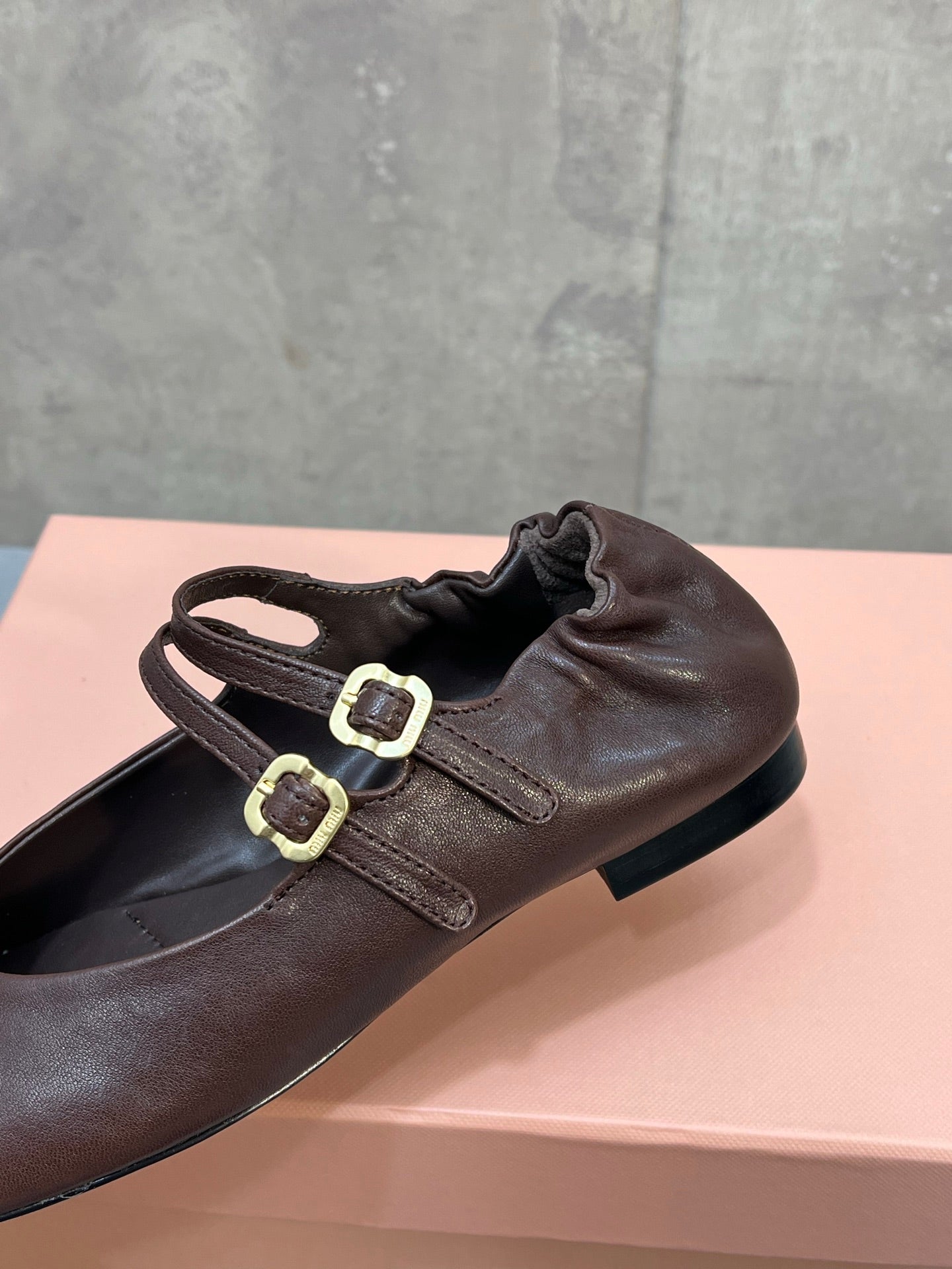 MIUMIU 26S БАЛЕТКИ МЕРІ ДЖЕЙН З ПОДВІЙНИМ РЕМІНЦЕМ З ТЕМНО-КОРИЧНЕВОЇ ОВЕЧОЇ ШКІРИ