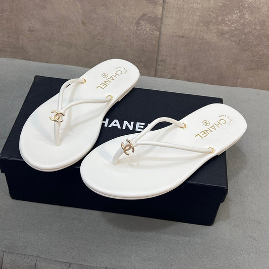 Шльопанці CHANEL 26S З БІЛОЇ ТЕЛЯЧОЇ ШКІРИ З ЛОГОТИПОМ СС