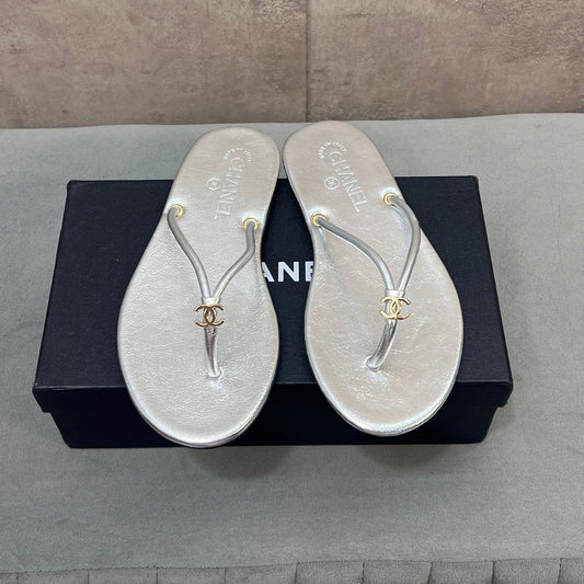 CHANEL 26S В'ЄТНАМКИ З СРІБНОЇ ТЕЛЯЧОЇ ШКІРИ З ЛОГОТИПОМ CC