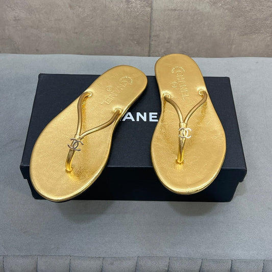 ШЛЬОПАНЦІ CHANEL 26S ІЗ ЗОЛОТОЇ ТЕЛЯЧОЇ ШКІРИ З ЛОГОТИПОМ CC