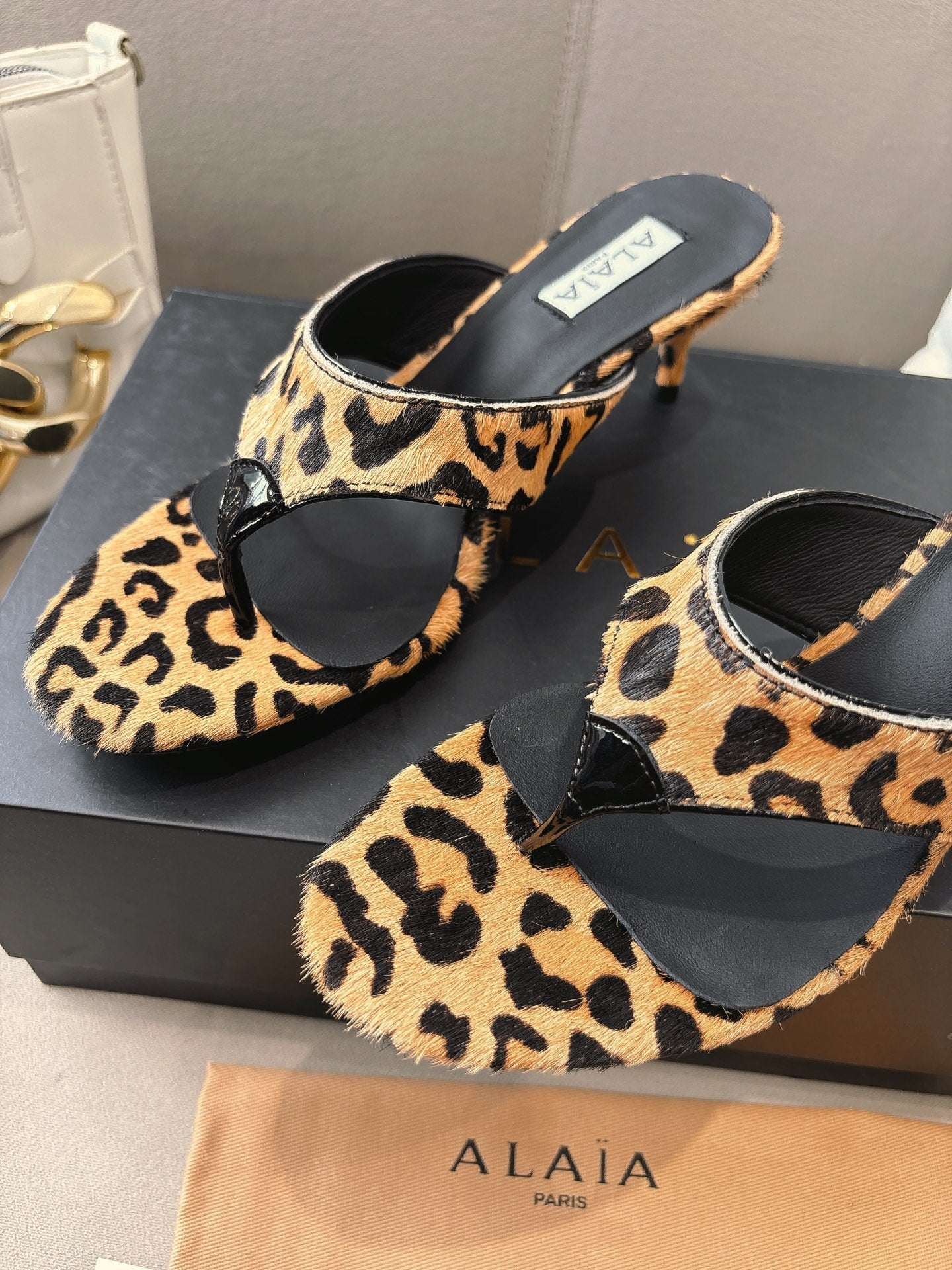ALAIA HEELED THONG 25S 55 MM IN LEOPARD PONY HAIR LEATHER - 35