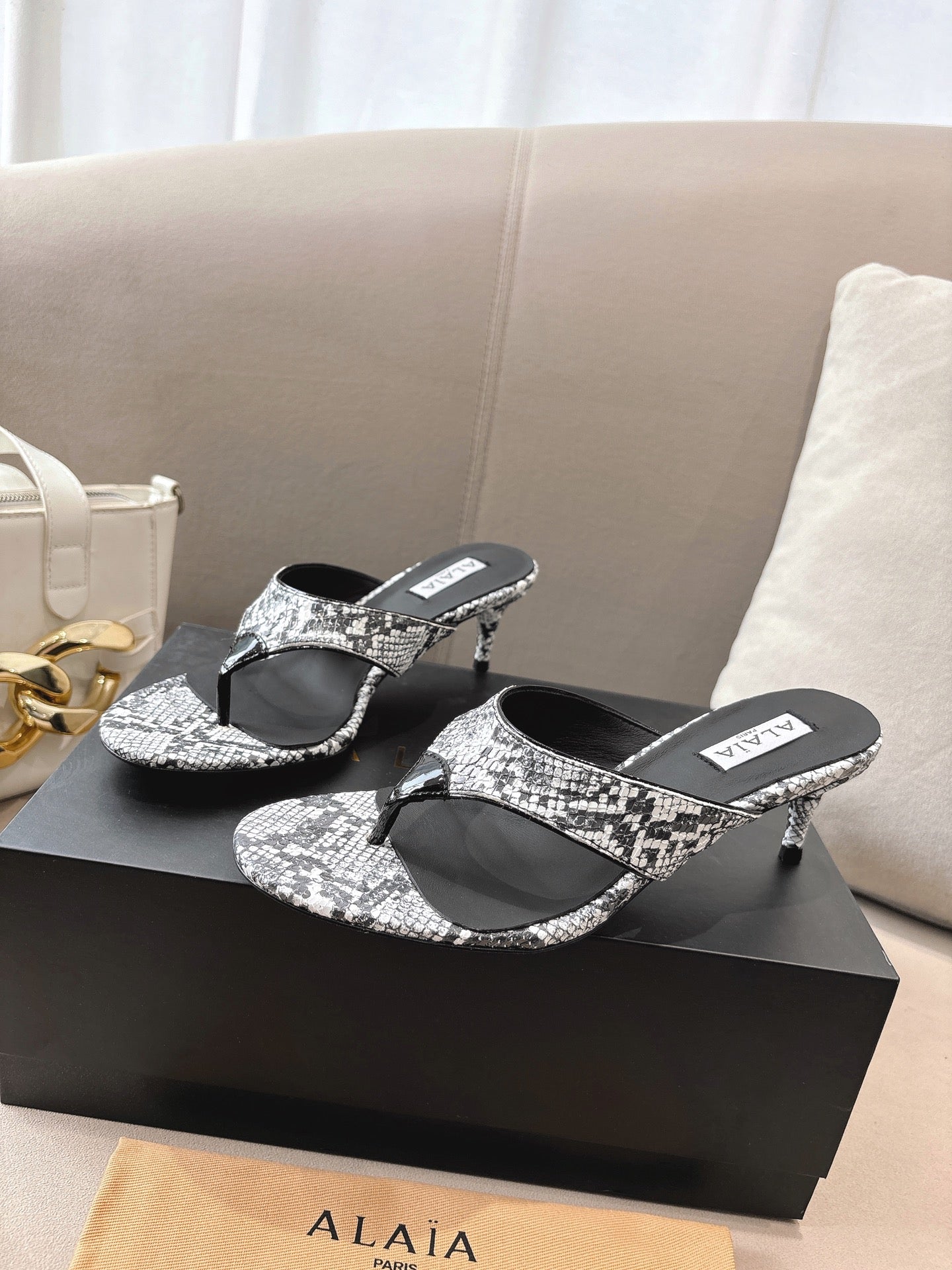 ALAIA HEELED THONG SANDALS 25S 55MM IN WHITE AND BLACK LAMBSKIN SNAKE-EMBOSSED - 35