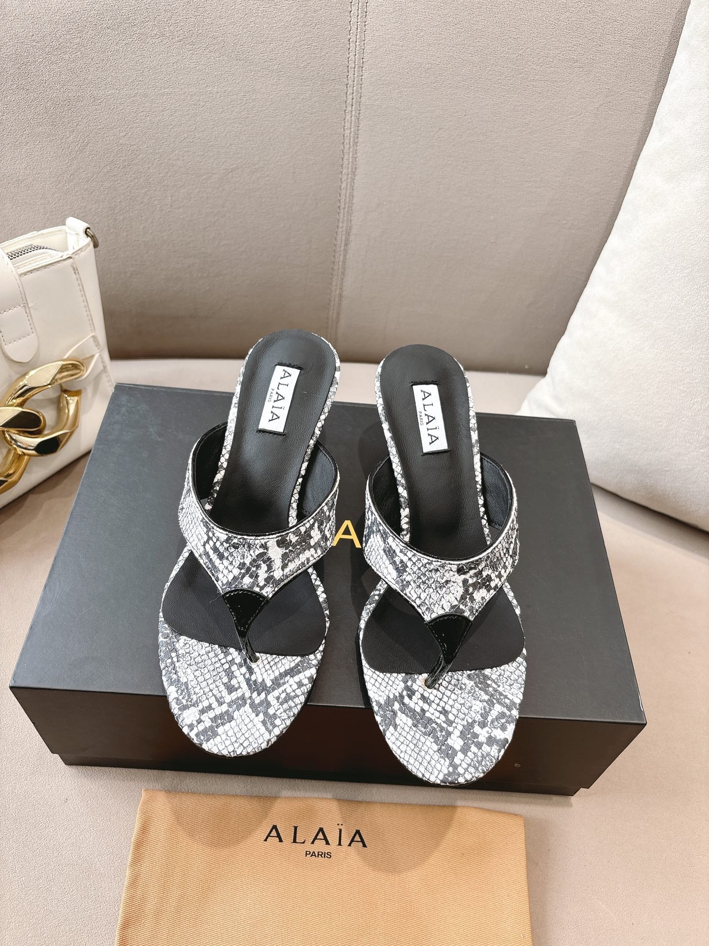 ALAIA HEELED THONG SANDALS 25S 55MM IN WHITE AND BLACK LAMBSKIN SNAKE-EMBOSSED - 35