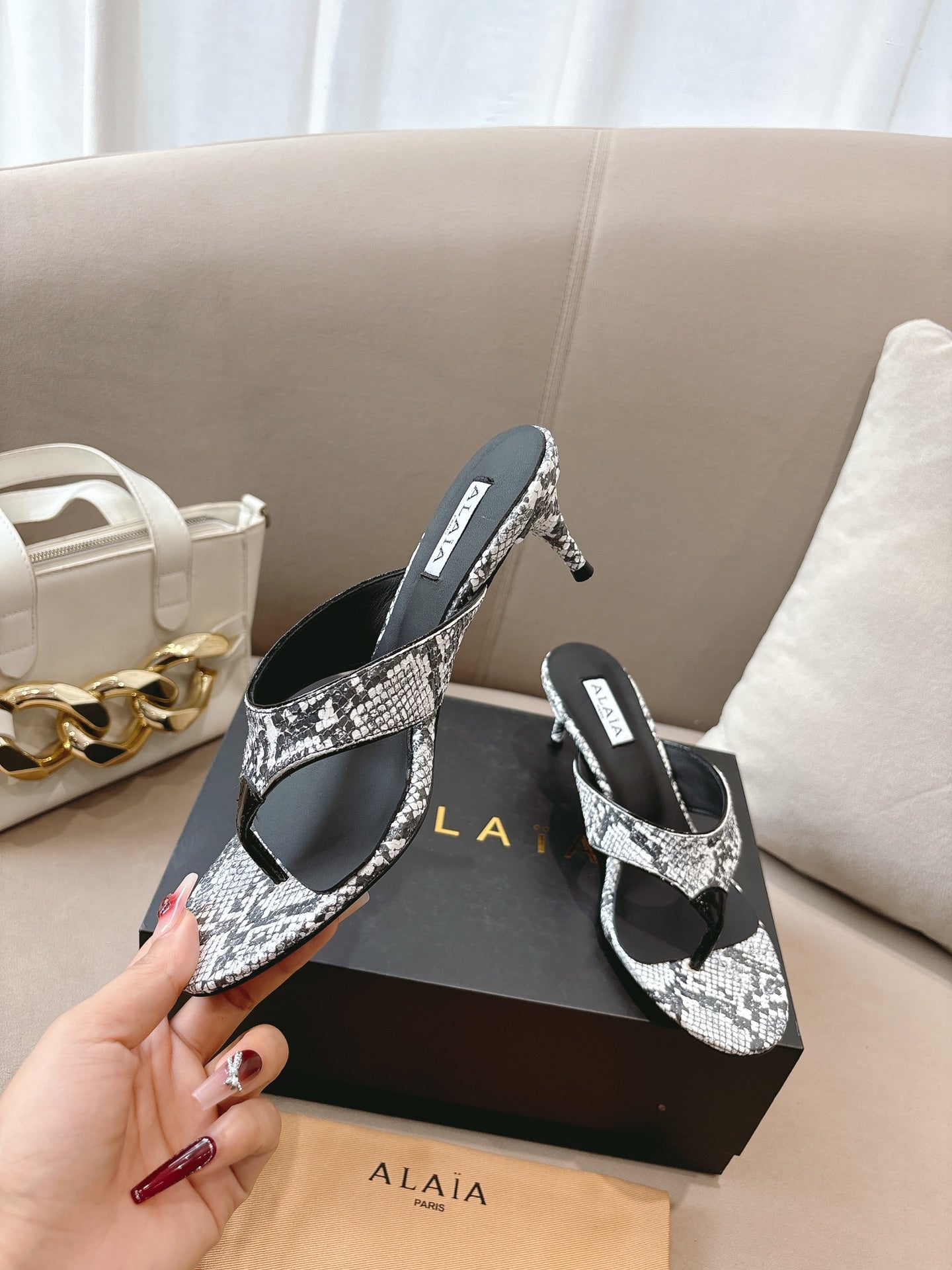 ALAIA HEELED THONG SANDALS 25S 55MM IN WHITE AND BLACK LAMBSKIN SNAKE-EMBOSSED - 35