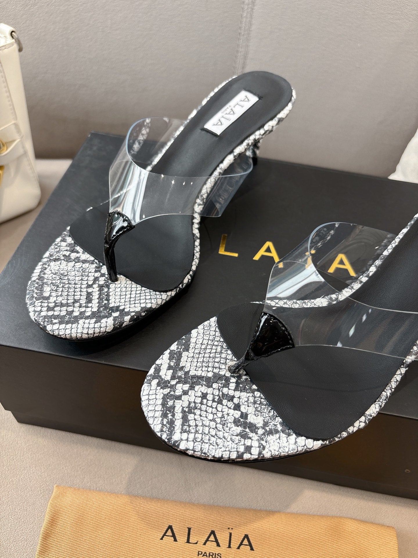 ALAIA HEELED THONG 25S 55 MM IN WHITE AND BLACK LAMBSKIN SNAKE-EMBOSSED WITH CLEAR STRAP - 35