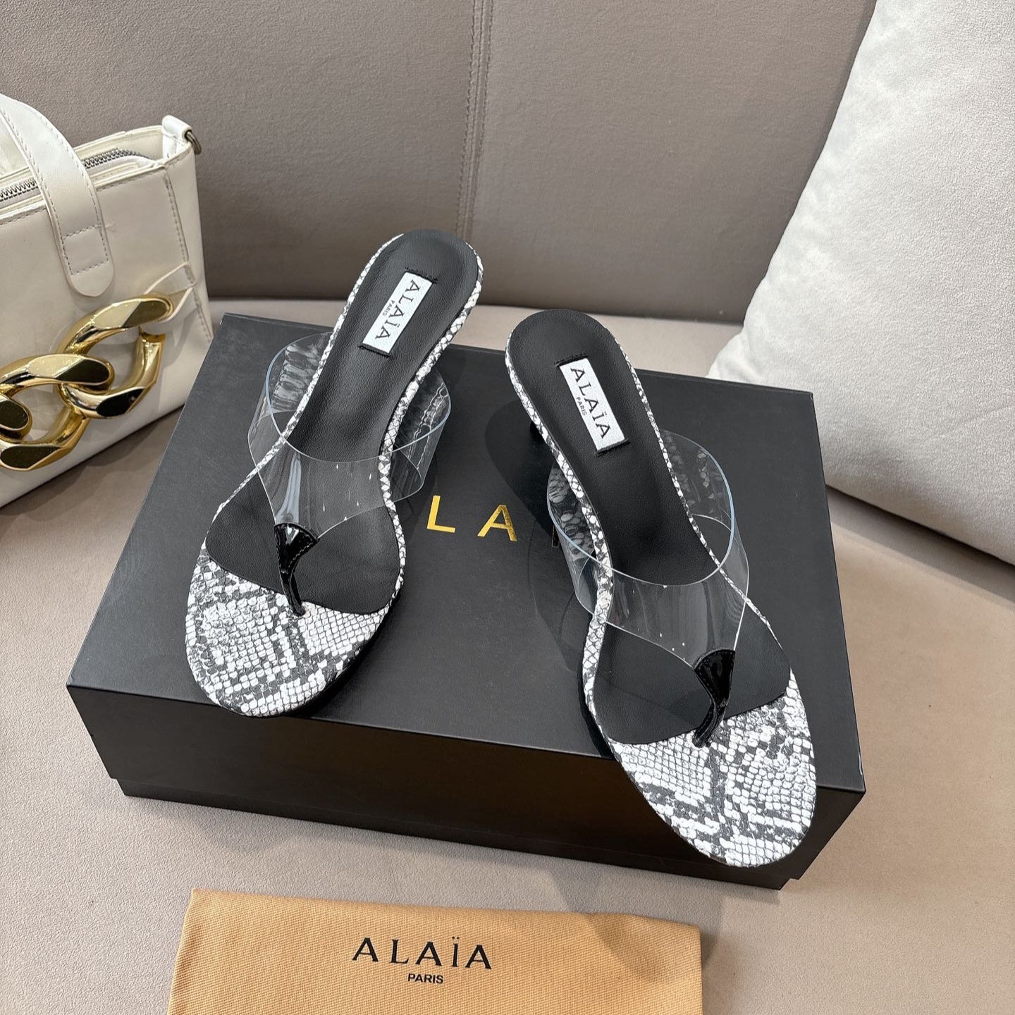 ALAIA HEELED THONG 25S 55 MM IN WHITE AND BLACK LAMBSKIN SNAKE-EMBOSSED WITH CLEAR STRAP - 35