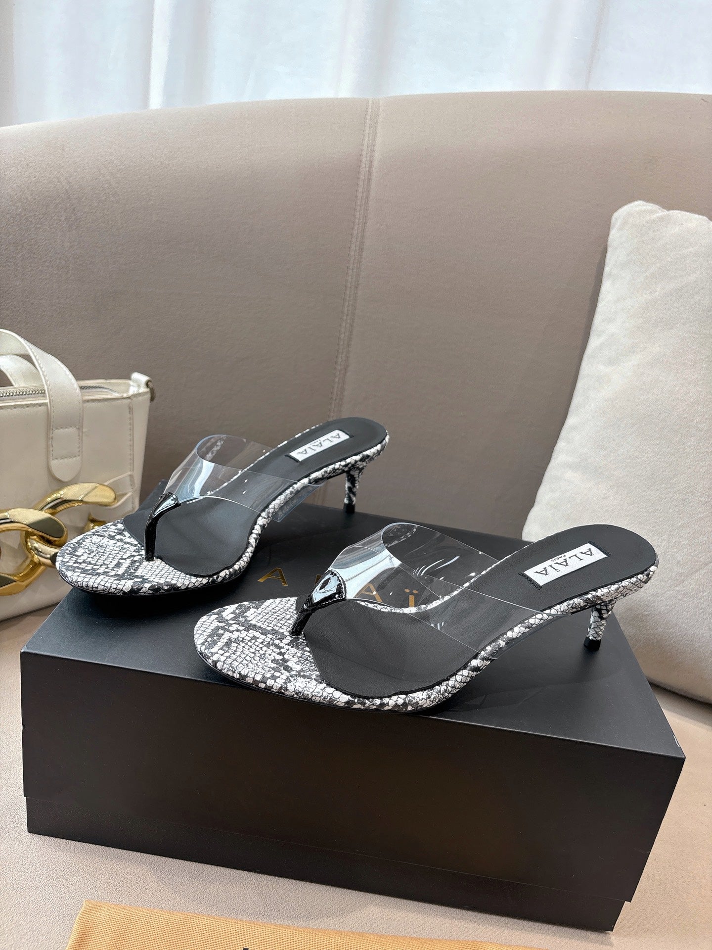 ALAIA HEELED THONG 25S 55 MM IN WHITE AND BLACK LAMBSKIN SNAKE-EMBOSSED WITH CLEAR STRAP - 35