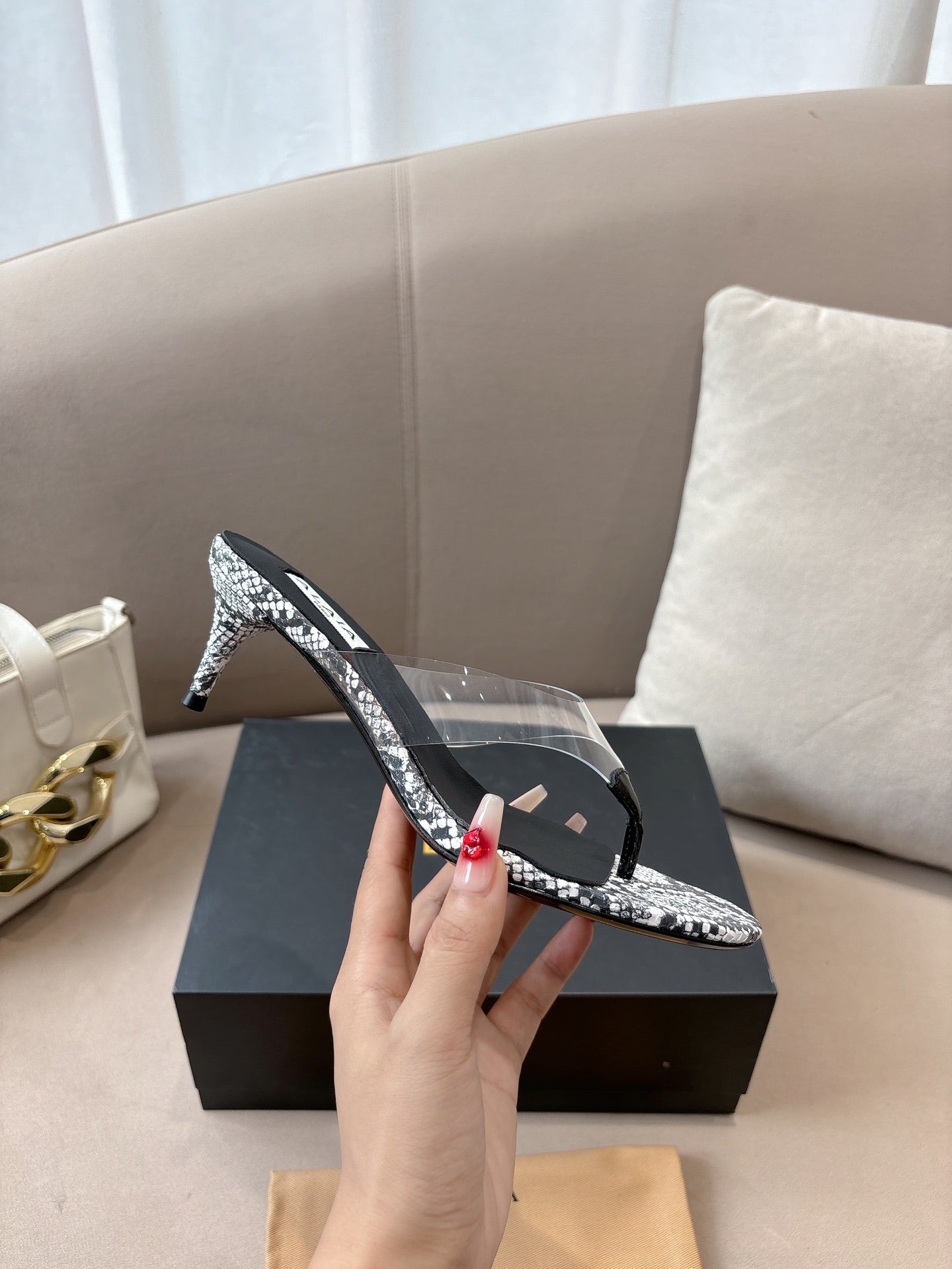 ALAIA HEELED THONG 25S 55 MM IN WHITE AND BLACK LAMBSKIN SNAKE-EMBOSSED WITH CLEAR STRAP - 35
