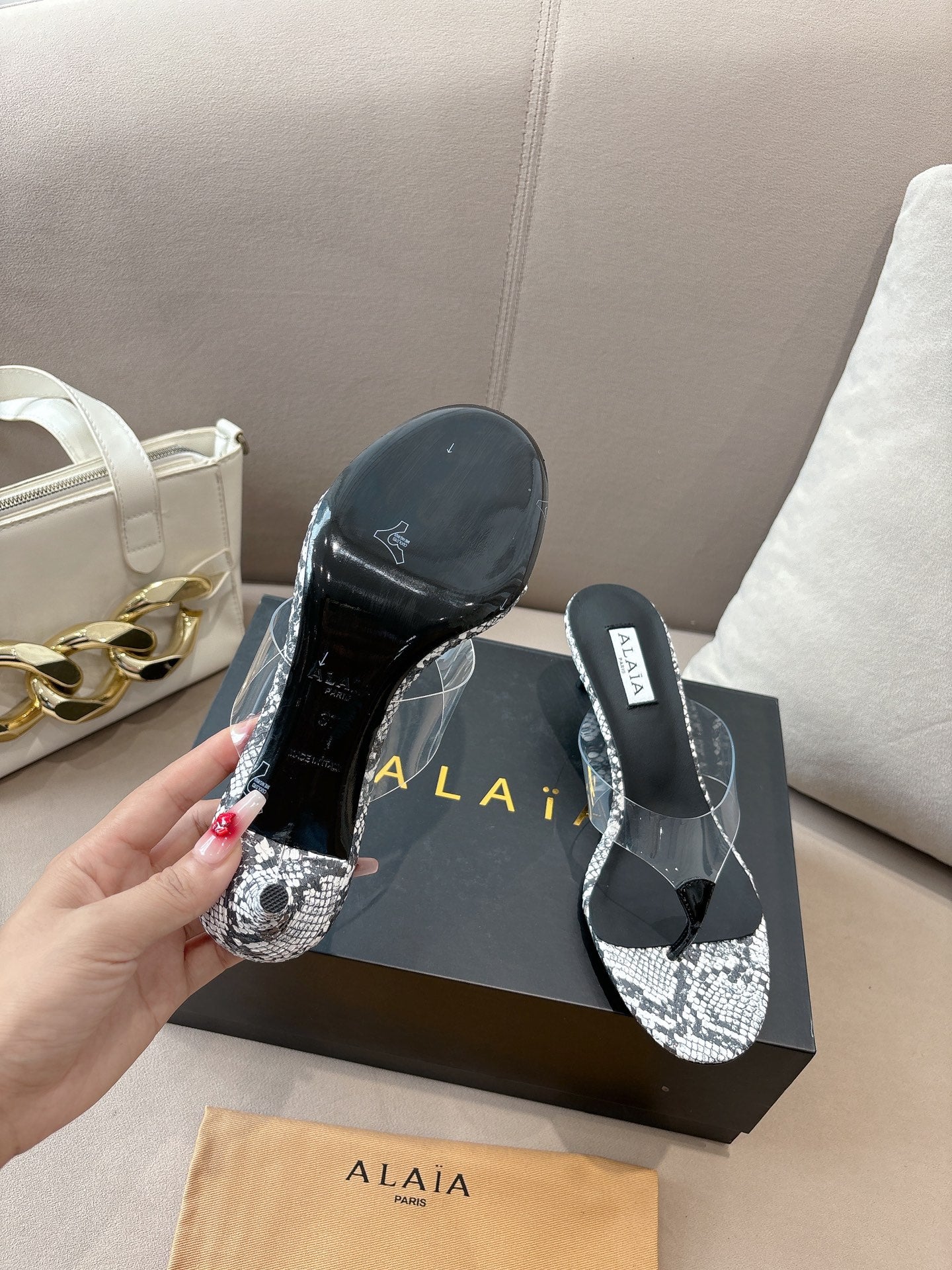 ALAIA HEELED THONG 25S 55 MM IN WHITE AND BLACK LAMBSKIN SNAKE-EMBOSSED WITH CLEAR STRAP - 35