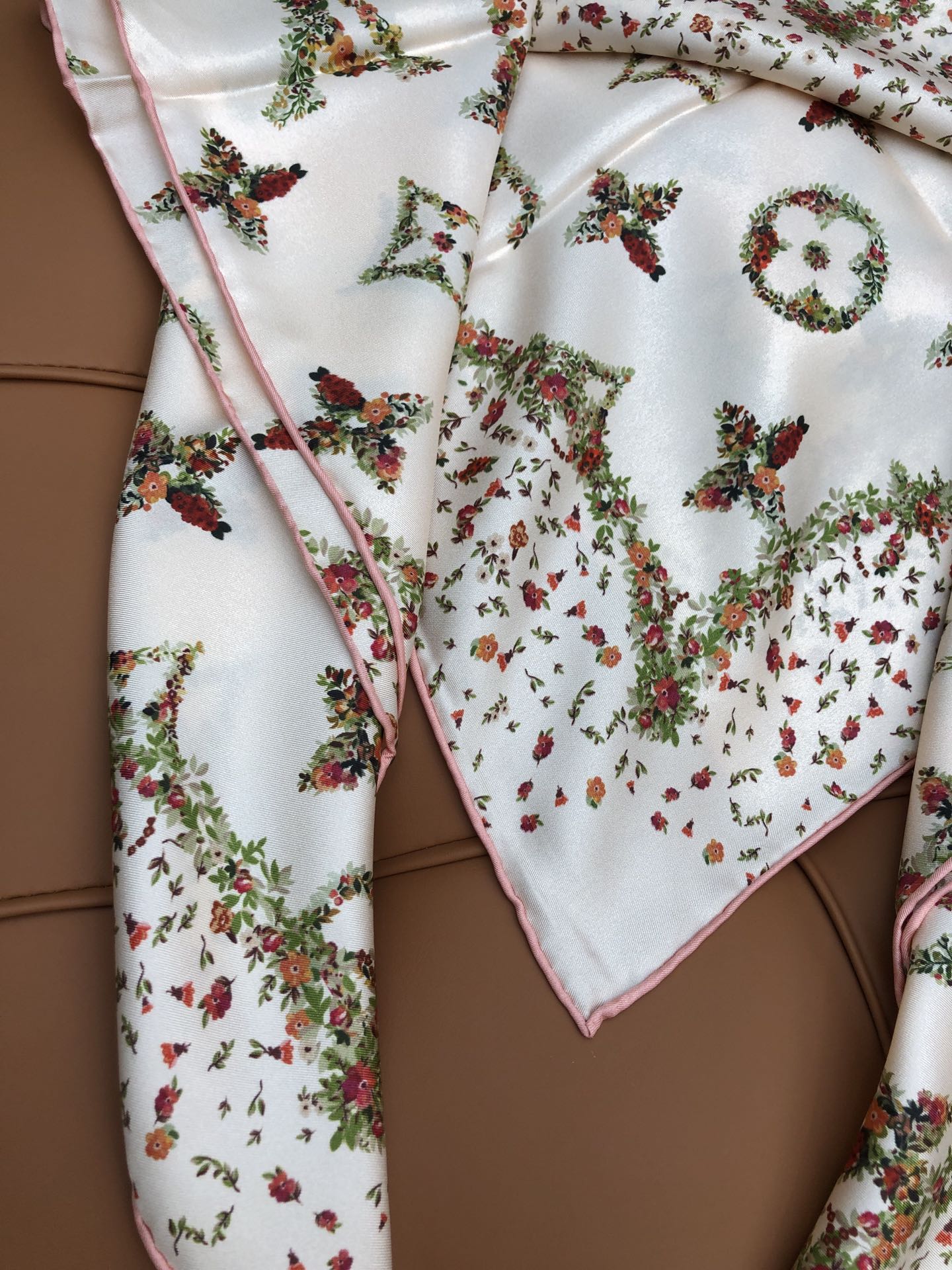 LV SCARF 90 CM IN SILK 704581