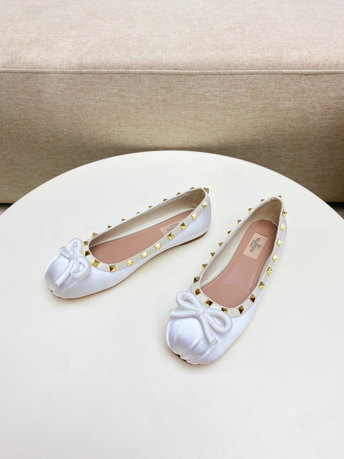 ROCKSTUD PATENT LEATHER BALLERINA IN WHITE SILK - 34