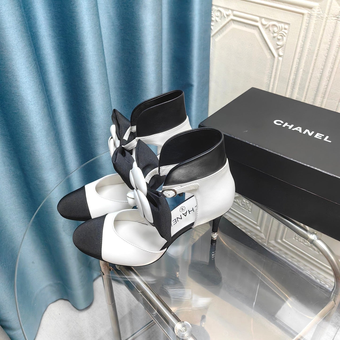 HIGH HEELS IN WHITE MIX BLACK SHEEPSKIN WITH FLOWER - 34