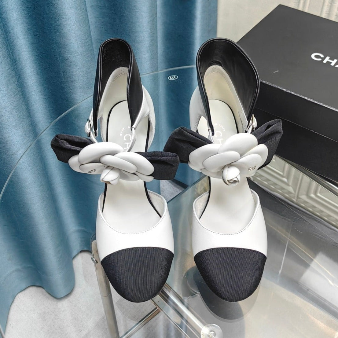 HIGH HEELS IN WHITE MIX BLACK SHEEPSKIN WITH FLOWER - 34