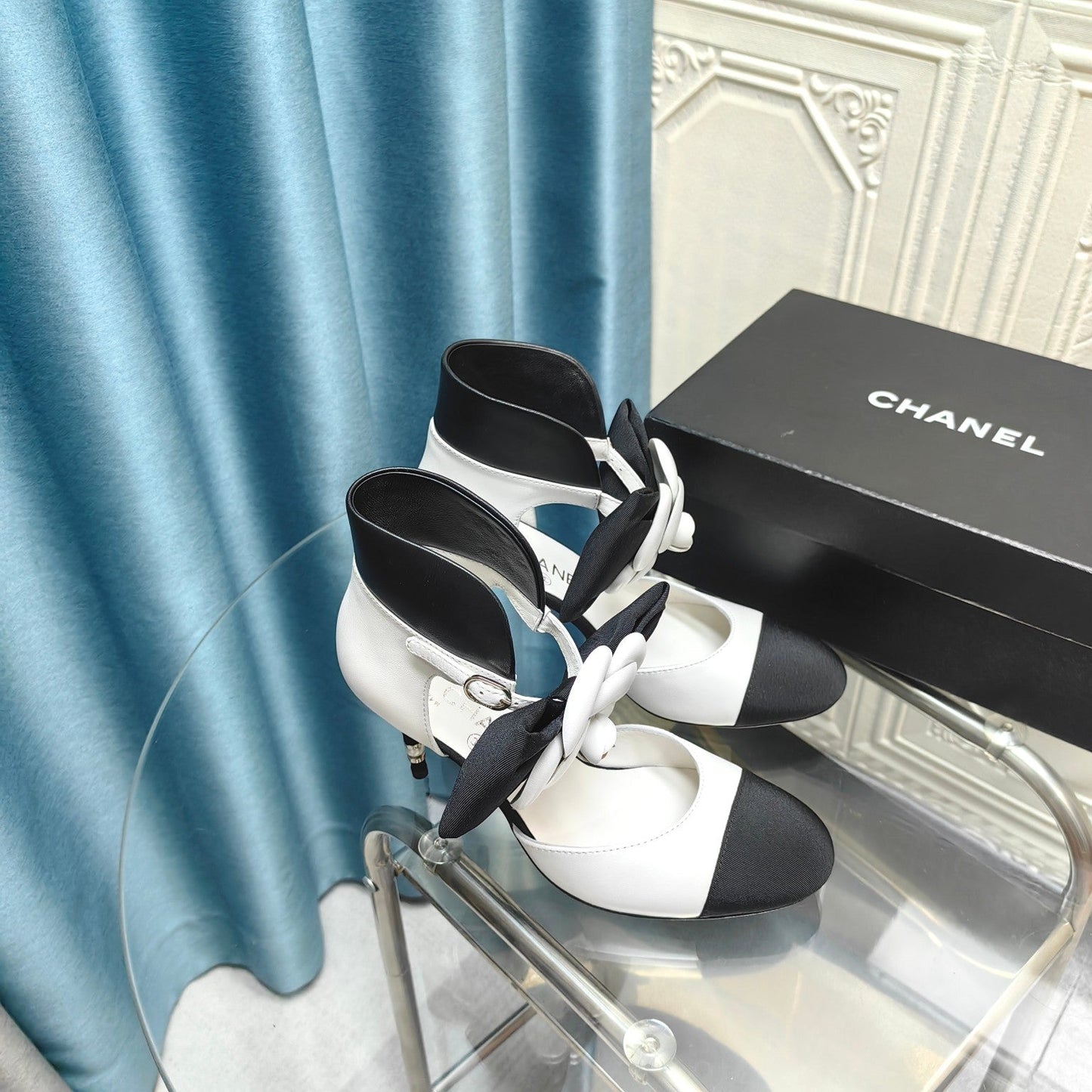 HIGH HEELS IN WHITE MIX BLACK SHEEPSKIN WITH FLOWER - 34