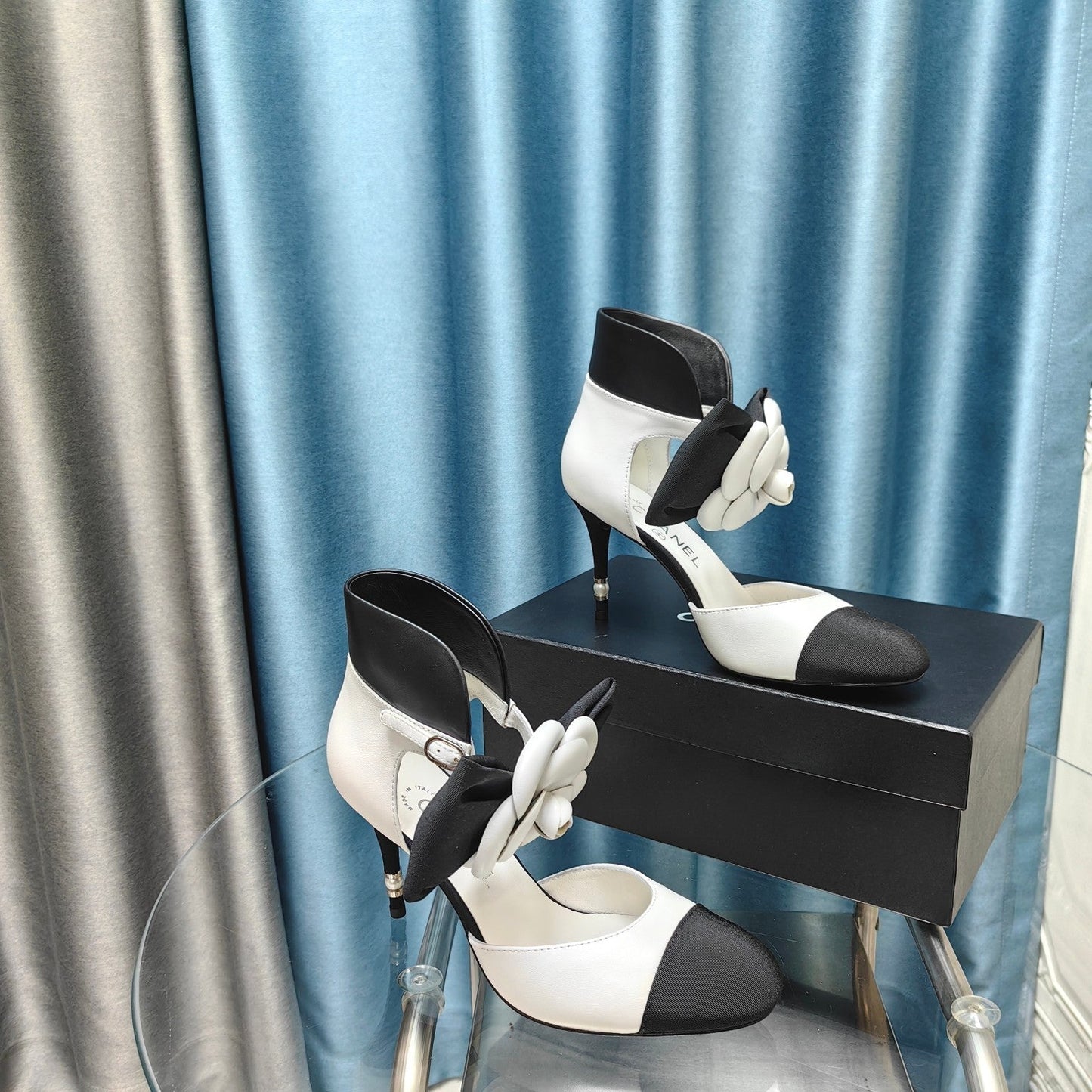 HIGH HEELS IN WHITE MIX BLACK SHEEPSKIN WITH FLOWER - 34