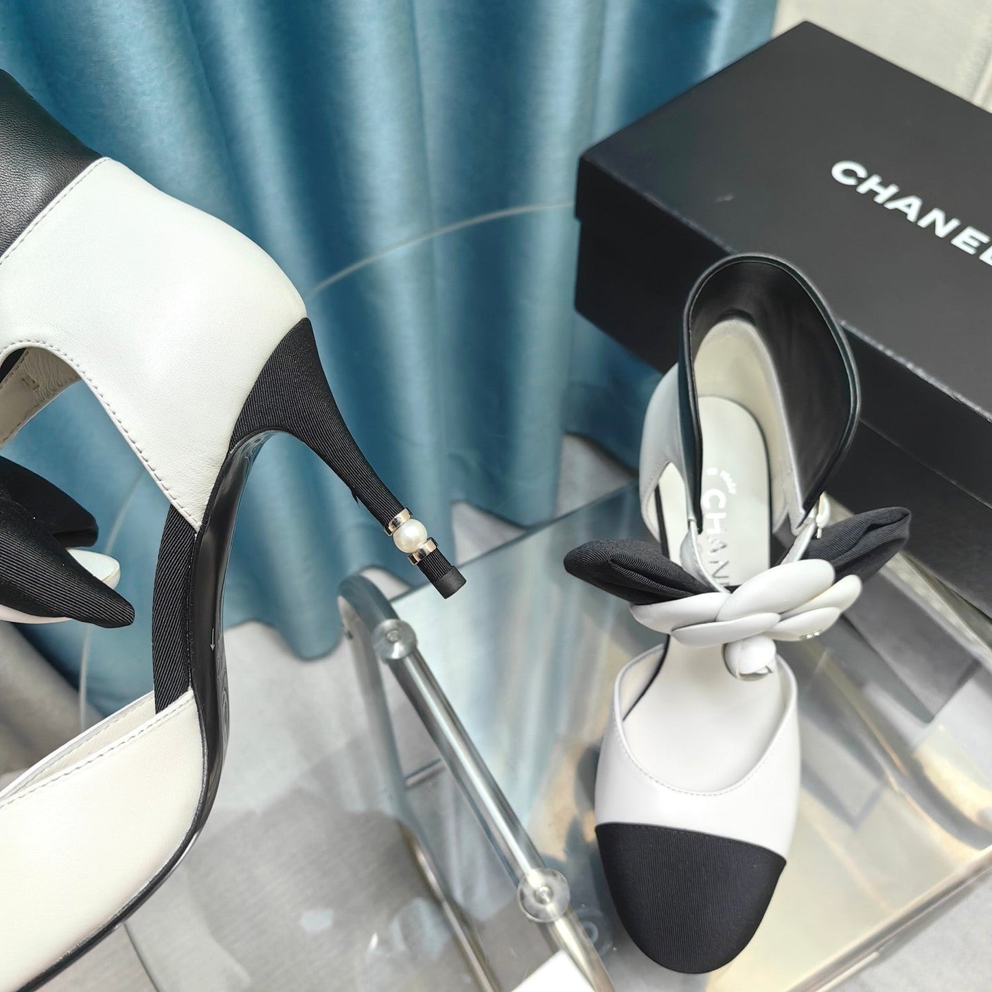 HIGH HEELS IN WHITE MIX BLACK SHEEPSKIN WITH FLOWER - 34