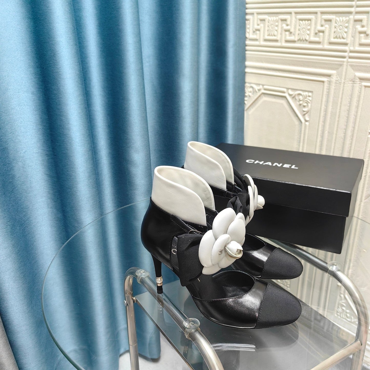 HIGH HEELS IN BLACK SHEEPSKIN WITH WHITE FLOWER - 34
