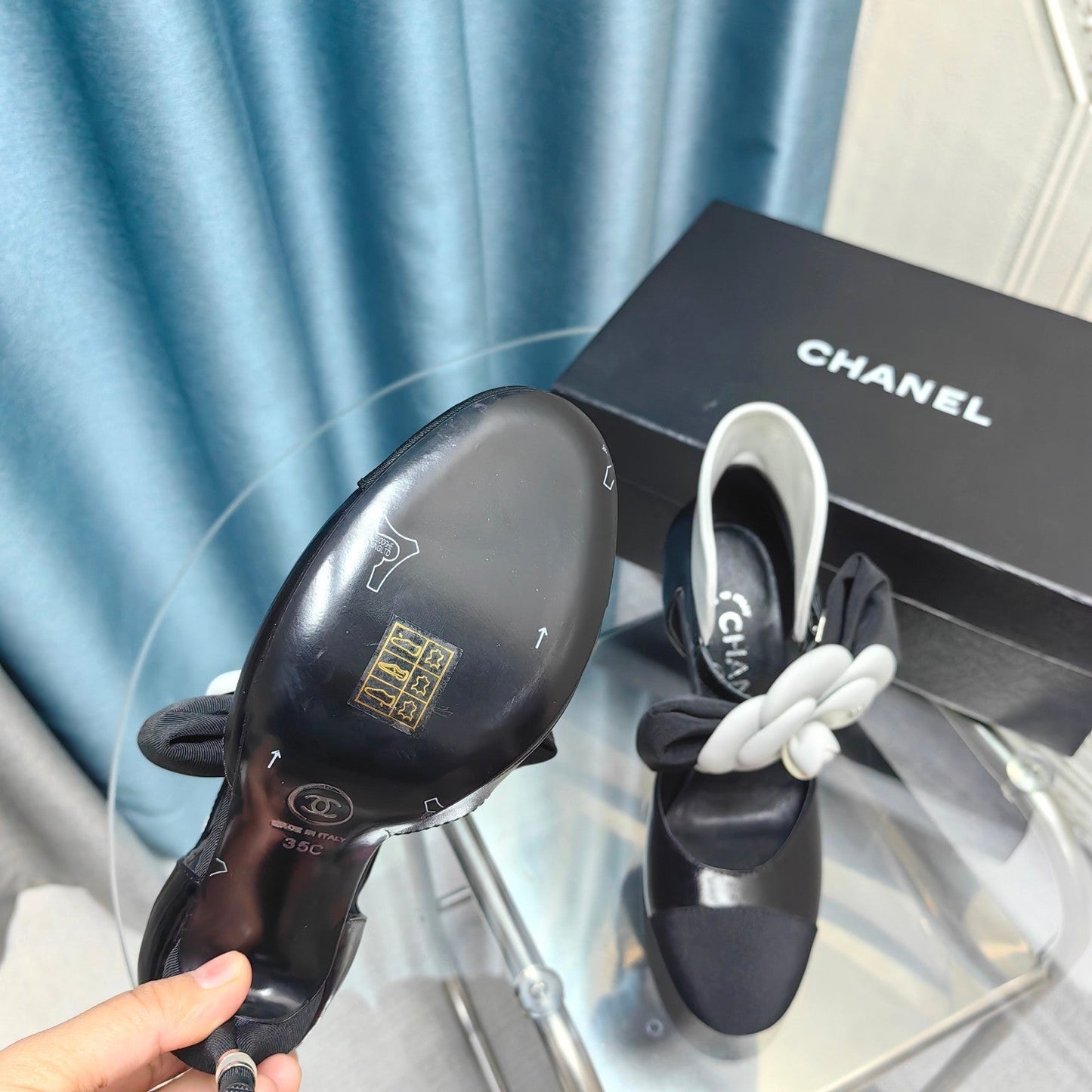HIGH HEELS IN BLACK SHEEPSKIN WITH WHITE FLOWER - 34