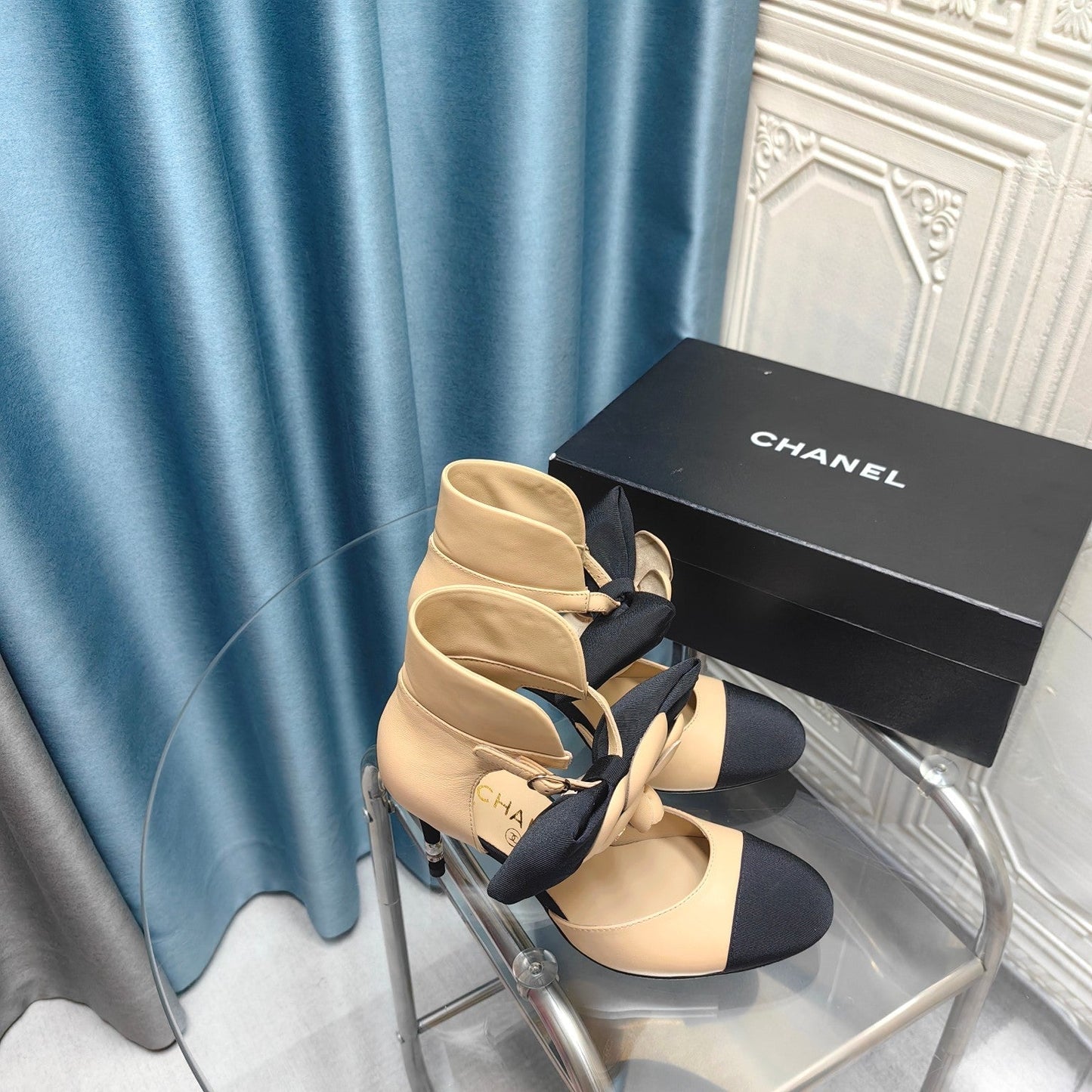 HIGH HEELS IN DARK CREAM MIX BLACK SHEEPSKIN WITH FLOWER - 34
