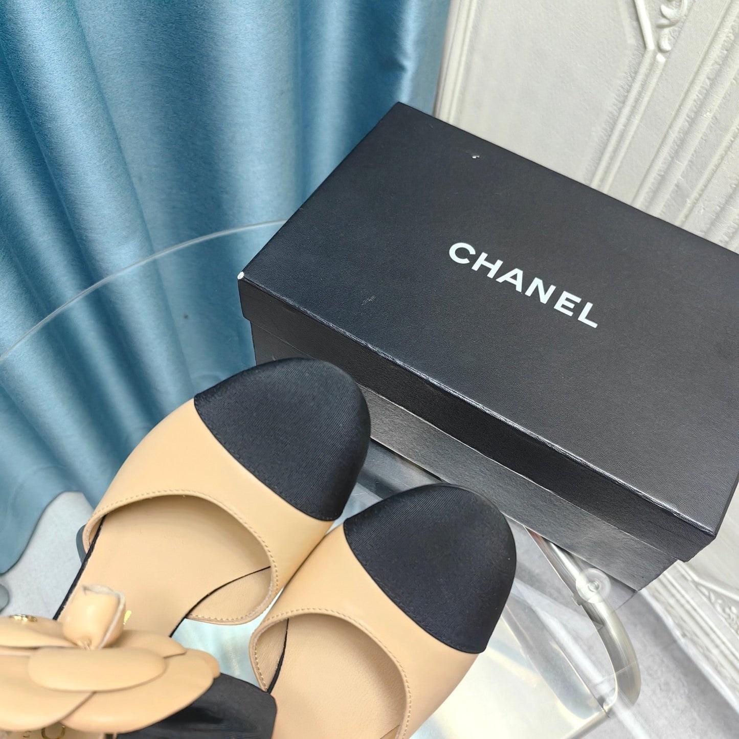 HIGH HEELS IN DARK CREAM MIX BLACK SHEEPSKIN WITH FLOWER - 34
