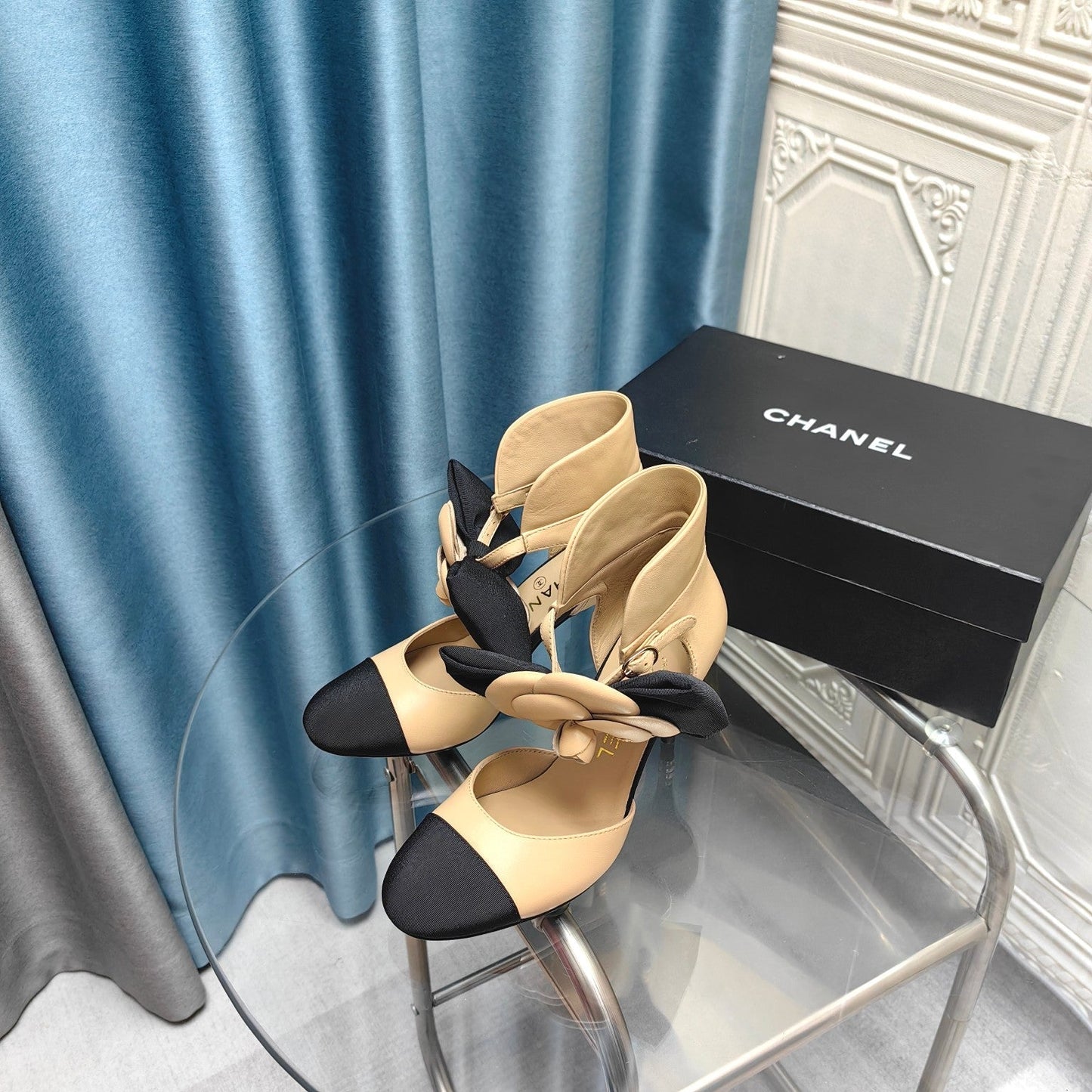 HIGH HEELS IN DARK CREAM MIX BLACK SHEEPSKIN WITH FLOWER - 34