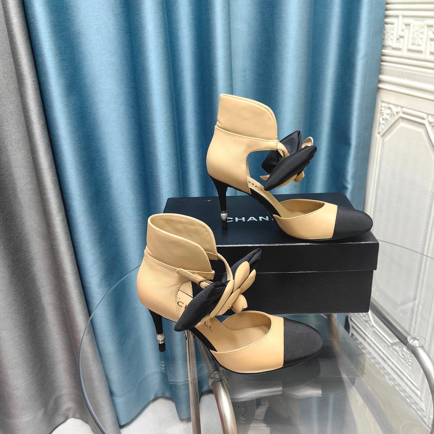 HIGH HEELS IN DARK CREAM MIX BLACK SHEEPSKIN WITH FLOWER - 34