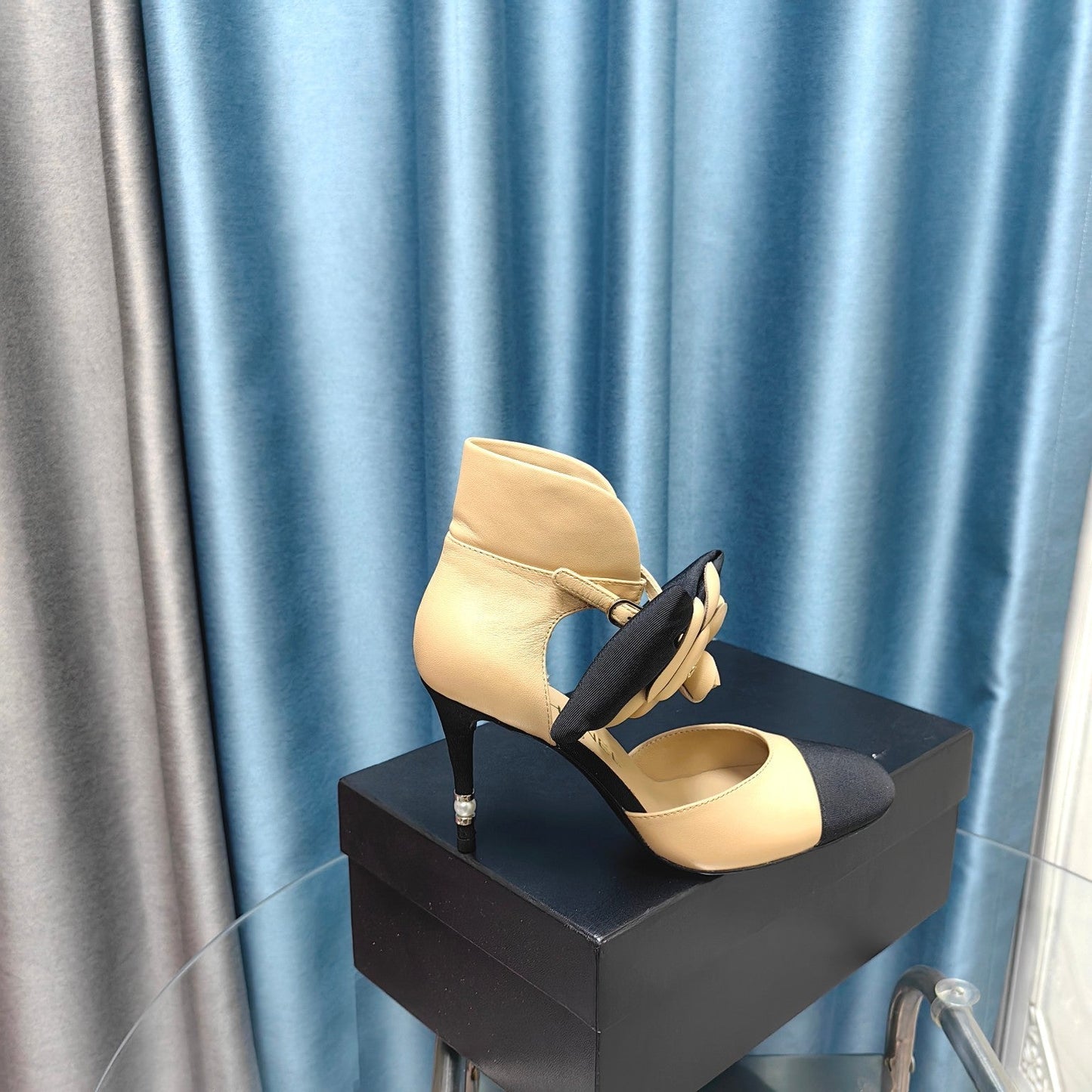 HIGH HEELS IN DARK CREAM MIX BLACK SHEEPSKIN WITH FLOWER - 34