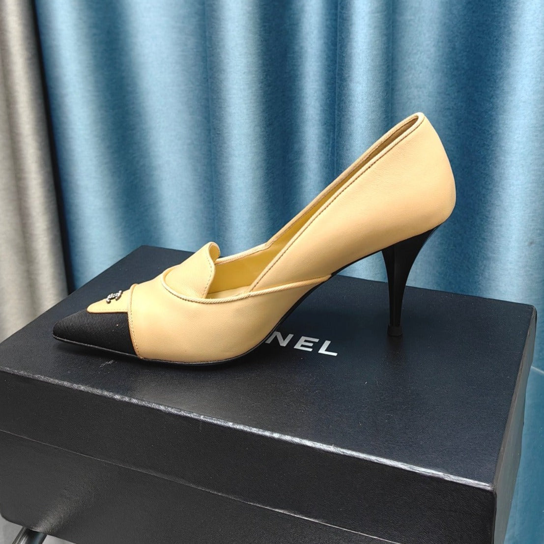 HIGH HEELS IN DARK CREAM MIX BLACK SHEEPSKIN - 35
