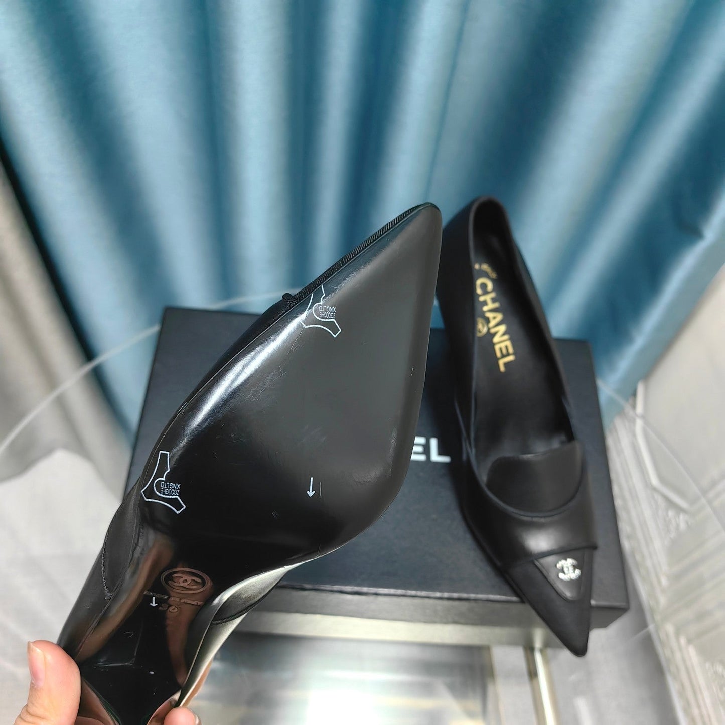 HIGH HEELS IN BLACK SHEEPSKIN - 35