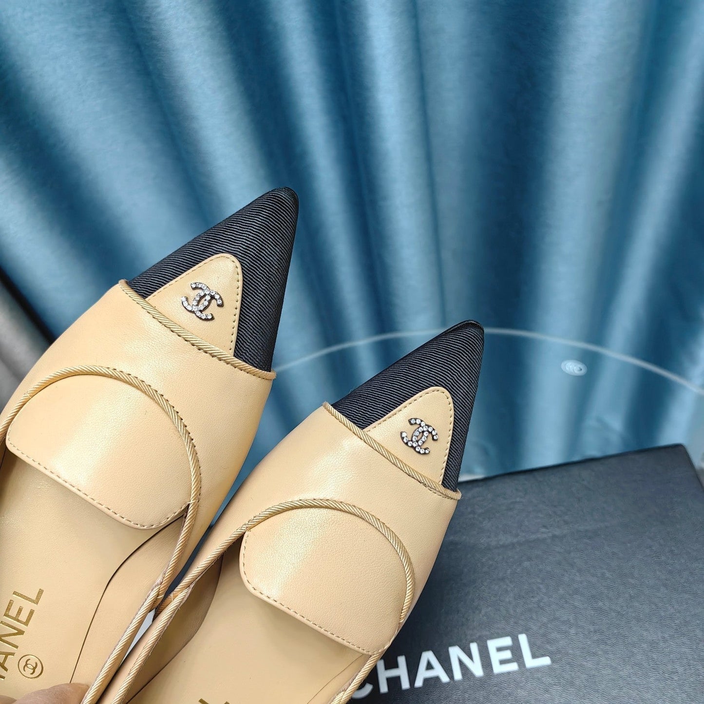 BALLET FLAT DARK CREAM MIX BLACK SHEEPSKIN POINTED TOE - 35