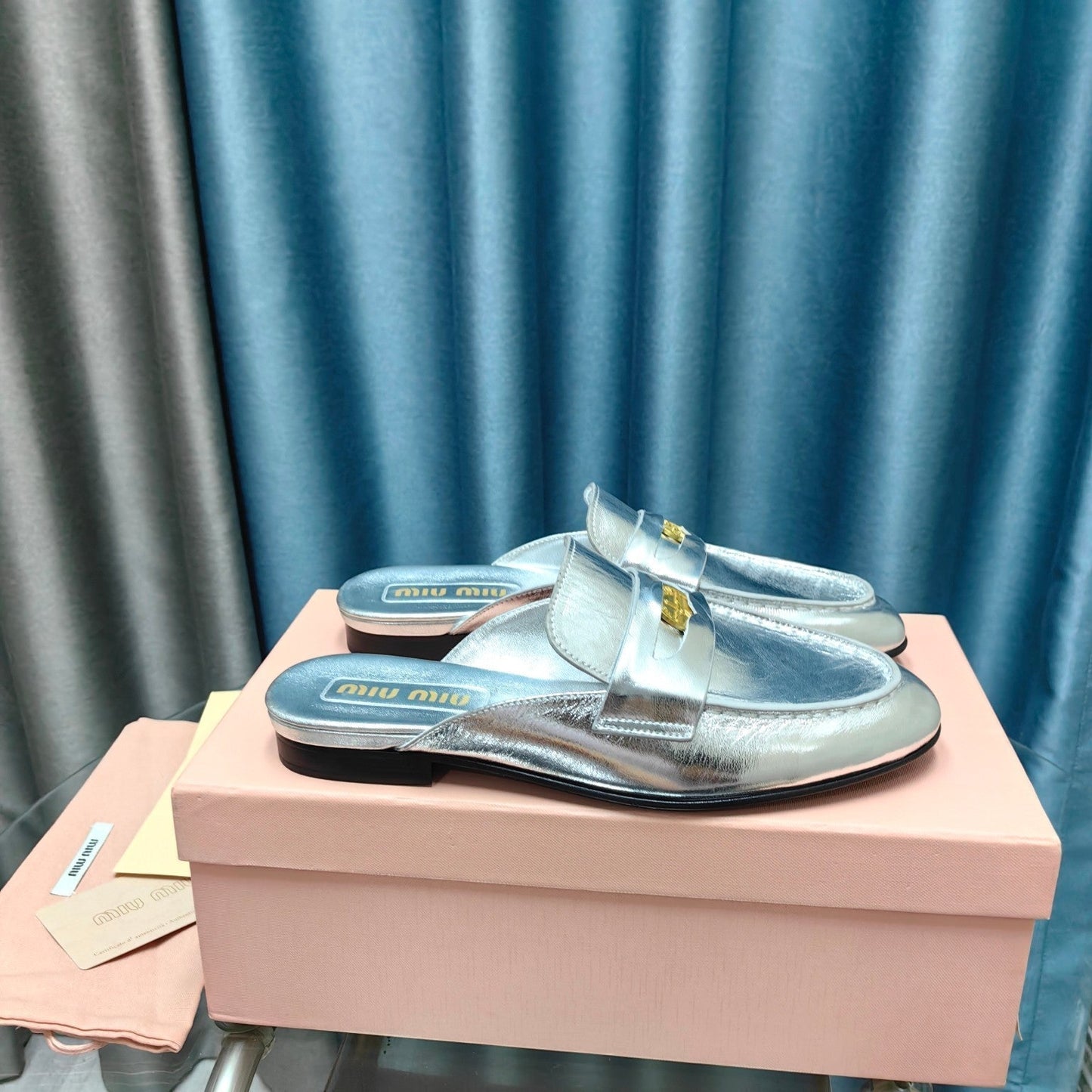 MULES SLIPPERS SILVER COWHIDE WITH GOLD COIN - 35