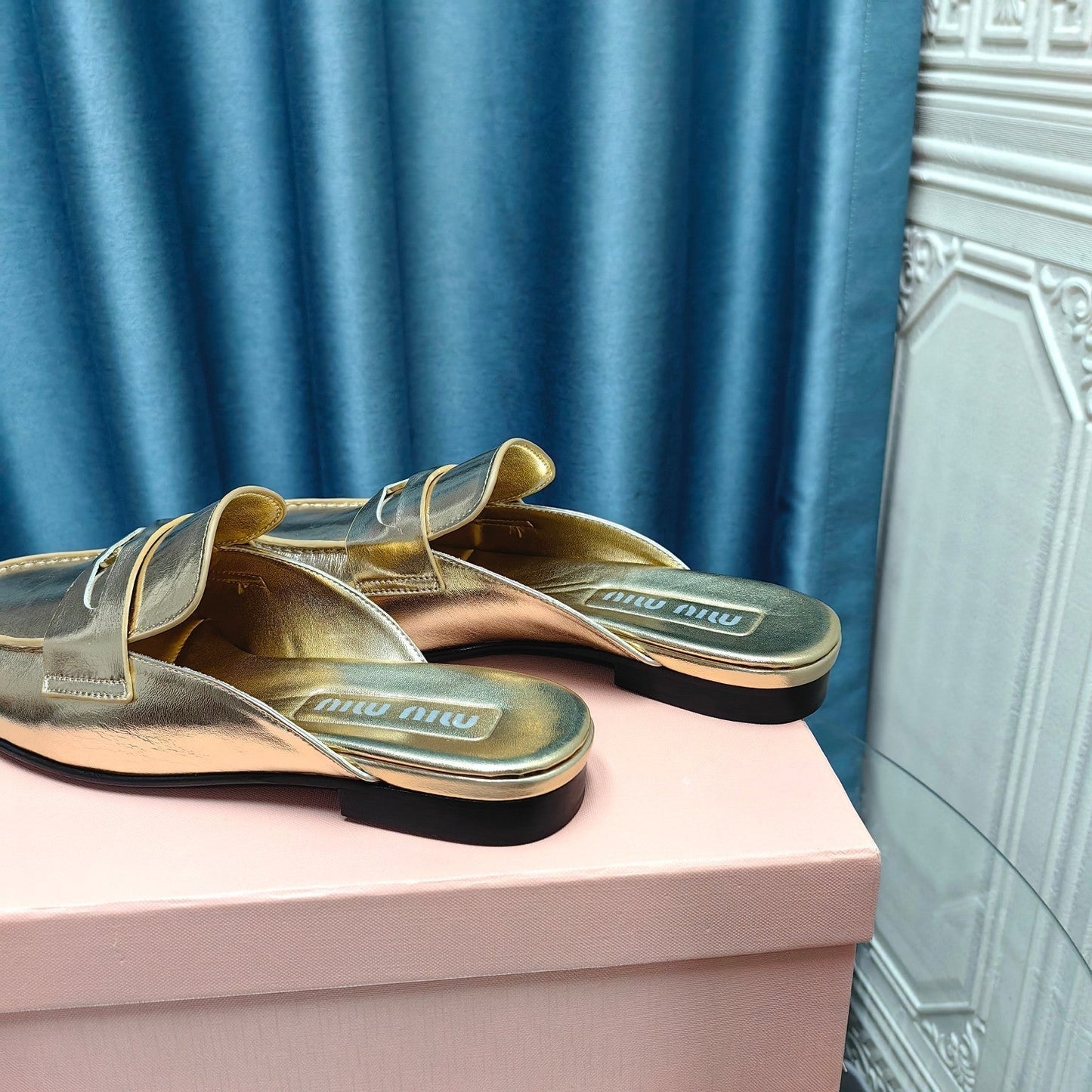 MULES SLIPPERS METALLIC GOLD COWHIDE WITH GOLD COIN - 35